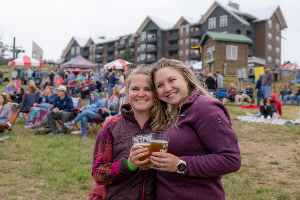 Dua gadis minum di Snowshoe Mountain - Acara Musim Panas 2022